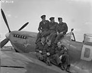 [Flying officers posing on a Spitfire] [1939-1945].