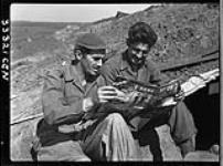 [Two soldiers read Yank magazine] [1939-1945].