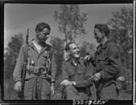 [Soldiers relaxing and chatting] [1939-1945].