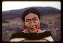 Une photographie rapprochée d'une femme à Kinngait (Nunavut). [Elle a été identifiée comme étant Aggeok, l'épouse de Peter Pitseolak.] ca. 1960.