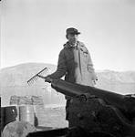 [Killabuk loading a cannon, Pangnirtung, Nunavut] 1960