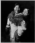 Bernadette Illungiayok, 39 ans, Aqpah Illungiayok, 13 mois. Arviat, Baie d'Hudson, Nunavut octobre 1995.