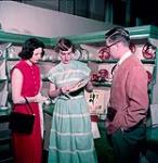 Des touristes magasinant pour la porcelaine au magasin Morgan's à Montréal June 1950
