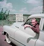 William Batter of Orlando, Florida prepares to test his senses in the Magnetic Hill at Moncton, New Brunswick juillet 1950