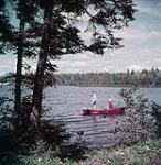 R.B. Emerson et sa fille Shirley, de Saint John, au Nouveau-Brunswick, pêchant dans le lac Wolf, dans le parc national de Fundy juillet 1950