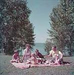 A family of six picnic at Waskesiu, Prince Albert National Park, Saskatchewan juillet 1950