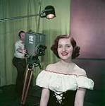 L'actrice de radio Paisley Maxwell répète devant une caméra de télévision dans un studio de Radio-Canada à Toronto, en Ontario April 1952
