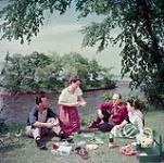 En pique-nique au parc Brébeuf, aux abords de la rivière des Outaouais, près de Hull, au Québec  June 1952