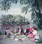 En pique-nique au parc Brébeuf, aux abords de la rivière des Outaouais, près de Hull, au Québec juin 1952