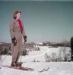Suzanne Parent s'apprête à descendre du sommet du mont Kingston dans les Laurentides près de Ste-Agathe, au Québec February 1953