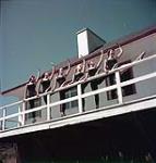 Six danseuses en body en position à la barre horizontale d'une terrasse, à Ste-Adèle août 1954
