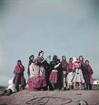 Groupe de femmes et d'enfants inuits octobre 1951