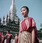 Une jeune femme porte le costume pour la danse traditionnel Laotien, à Vientiane, au Laos mai 1955
