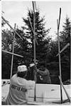 Raymon et Rakeeb ajustent des prototypes de mâts sur le costume de la reine, à Winnipeg 23 juillet 1989