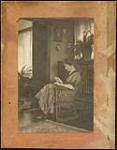 Mme H. Boultbee en train de coudre [ca. 1900-1905]