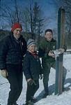 Bill Ball, founder of the Midget ski program, with the two winning jumpers. Midget Skiing (probably Camp Fortune) février 1964