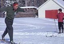 Murray Outhet démontrant des techniques de ski de fond. Mini-ski (probablement Camp Fortune) April, 1963