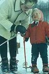 Skieuse Lucile Wheeler Vanghan et sa fille Mergw, contrariée (également en skis). Mini-ski (probablement Camp Fortune) février 1964