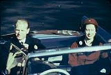 Sa Majesté la Reine Elizabeth II et Son Altesse Royale le prince Philip dans une voiture lors de leur visite royale, Ottawa October 15, 1957.