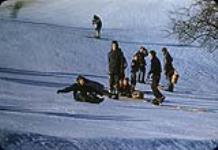 Groupe d'enfants faisant de la glisse sur une montagne, Ottawa [between 1955-1963]