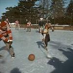 Partie de ballon-balai sur une patinoire extérieure, Ottawa [entre 1955-1963]