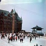 Patineurs sur une patinoire extérieure, ville de Québec [between 1955-1963]