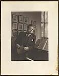 Sir Ernest MacMillan, probablement dans son bureau au Toronto Conservatory [entre 1935-1939]