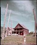 Totem poles at Kispiox Indian Village, near Hazelton, B.C. [Des totems au village Indien Kispiox, près de Hazelton, Colombie-Brittanique.] 1949.
