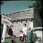 Tourists talk with archaeologist at Fort Ste. Marie near Midland, Ont. [Des touristes parlent avec un archéologue au fort Sainte Marie près de Midland, Ontario.] juillet 1951.