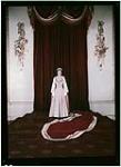 La reine Élisabeth II, portant une mante de fourrure blanche, une couronne et un sceau [ca. 1950]