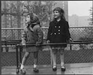 Deux fillettes devant des édifices à logement [ca 1955-1976].
