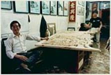 M. Chou You Hing, sculpteur dans son atelier rue de Lagauchetière est. Ses oeuvres ornent des restaurants et des intérieurs d'associations claniques 1982