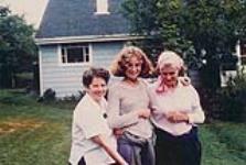 Rosemary Gilliat Eaton avec deux femmes non identifiées devant une maison [between 1970-1980]