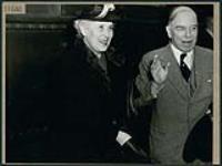 Le premier ministre William Lyon Mackenzie King et la députée Cora Taylor Casselman quittent Ottawa pour se rendre à la Conférence de San Francisco. May 1945
