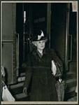 Mme Cora Taylor Casselman, députée libérale au Parlement pour Edmonton Est, quitte Ottawa pour se rendre à la conférence de San Francisco  May 1945
