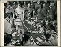Les Lovat Scouts participent à la partie de bingo du soir 1944