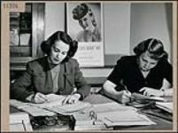 Marie Ballard et une femme corrigeant les épreuves des catalogues de ventes par correspondance de la compagnie Robert Simpson n.d.