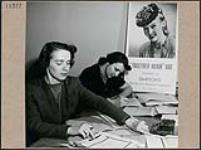 Marie Ballard et une femme corrigeant les épreuves des catalogues de ventes par correspondance de la compagnie Robert Simpson n.d.