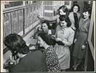 Femmes à la billetterie avant la représentation des « Fridolinades » March 1945