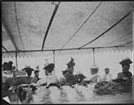 Femmes prenant le thé dans une grande tente servant aux diners [ca. 1850-1894]