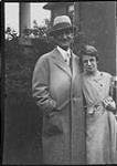 Wilson P. MacDonald en chapeau et pardessus, avec une femme [1926]