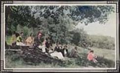 Wilson P. MacDonald et un groupe d'amis assis dans une forêt [1926]