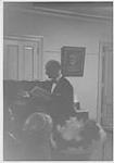 Wilson P. MacDonald faisant la lecture à un auditoire [1960]