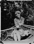 Femme ramant dans un bateau [1925]