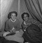 Audrey James and Helen Salkeld in a tent at Moonbeam, Ontario 1 août 1954