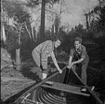 Anna Brown et Helen Salkeld tirant un canot August, 1954.
