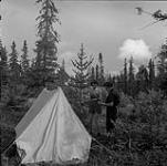 Audrey James et Helen Salkeld debout près d'une tente August, 1954.