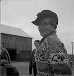 Audrey James, Anna Brown et Helen Salkeld debout près d'une grange août 1954.