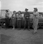 Anna Brown, Audrey James, Helen Salkeld and two cowboys, Brandon, Manitoba 6 août 1954.