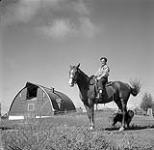Helen Salkeld riding a horse, Eston, Saskatchewan 9 août 1954.